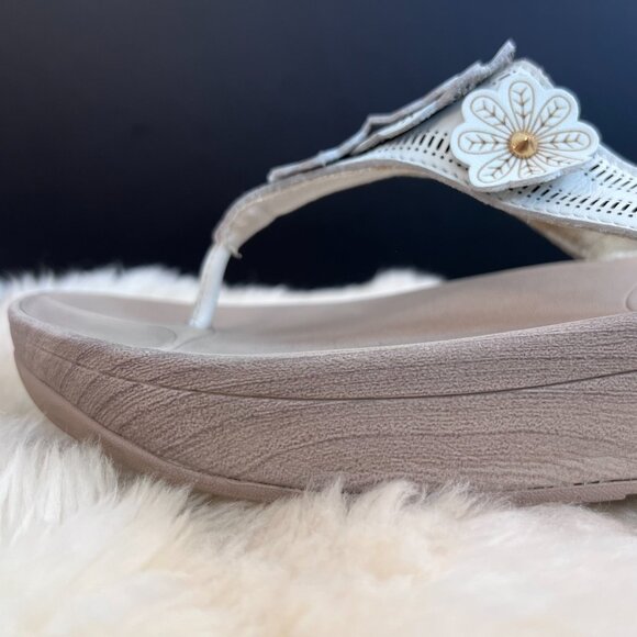 FitFlop Fiorella Floral Sandals, Flip Flops, Thongs Antique White Size 8 - Picture 3 of 9